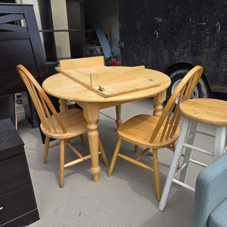 Kitchen table w 2 chairs