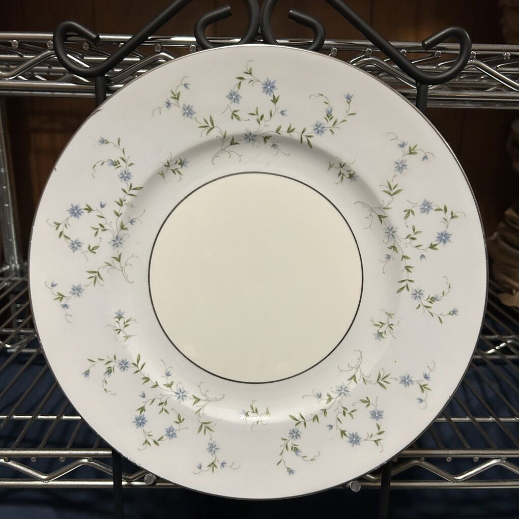 2 Northumbria England Fine Bone China Dinner Plate