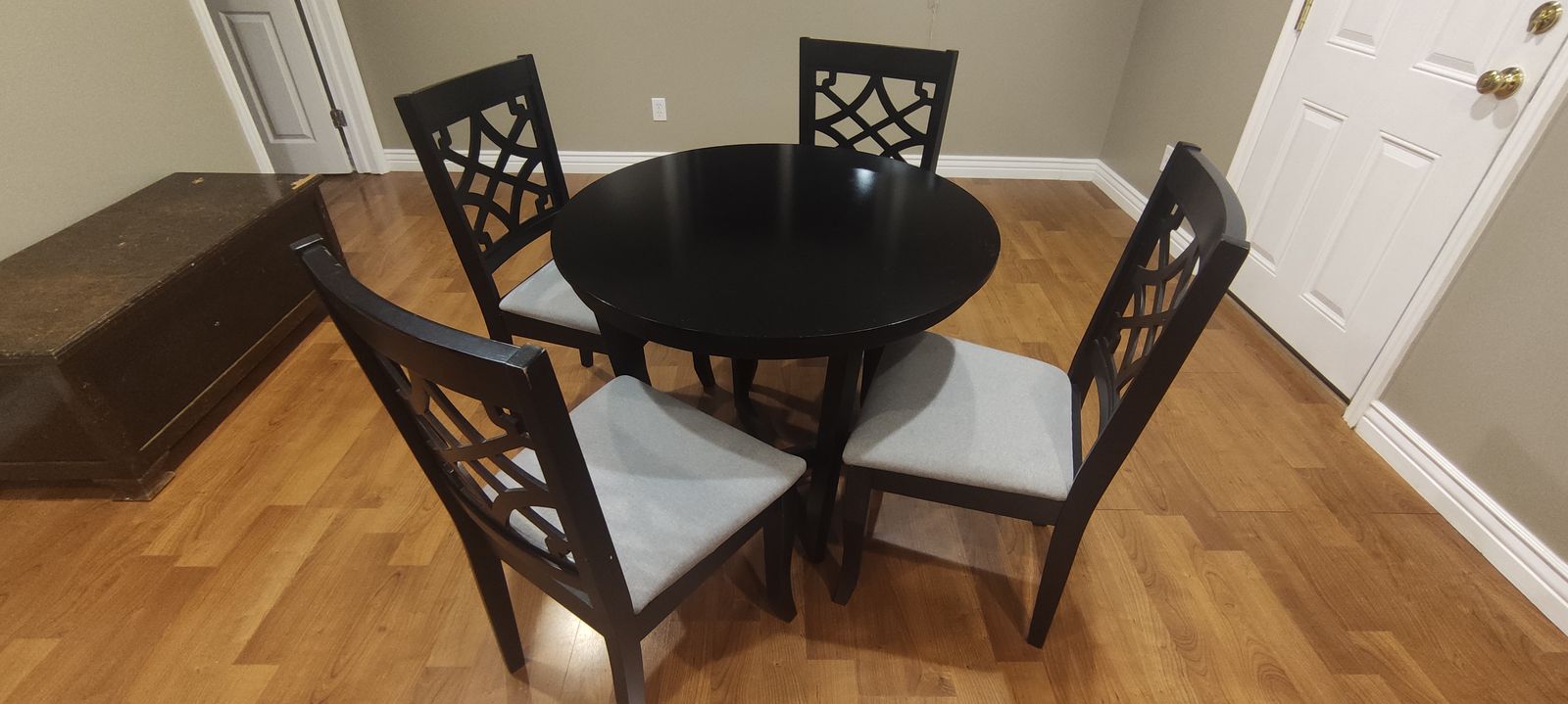 Round Kitchen Table and Chairs 3 ft