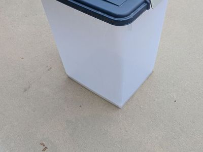 Airtight pet food storage