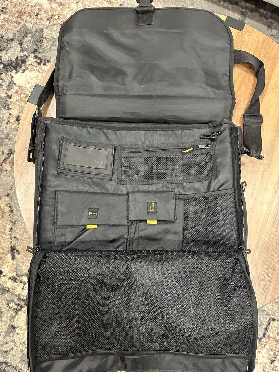 Targus Laptop Shoulder Messenger Bag Black/Gray with Multiple Pockets