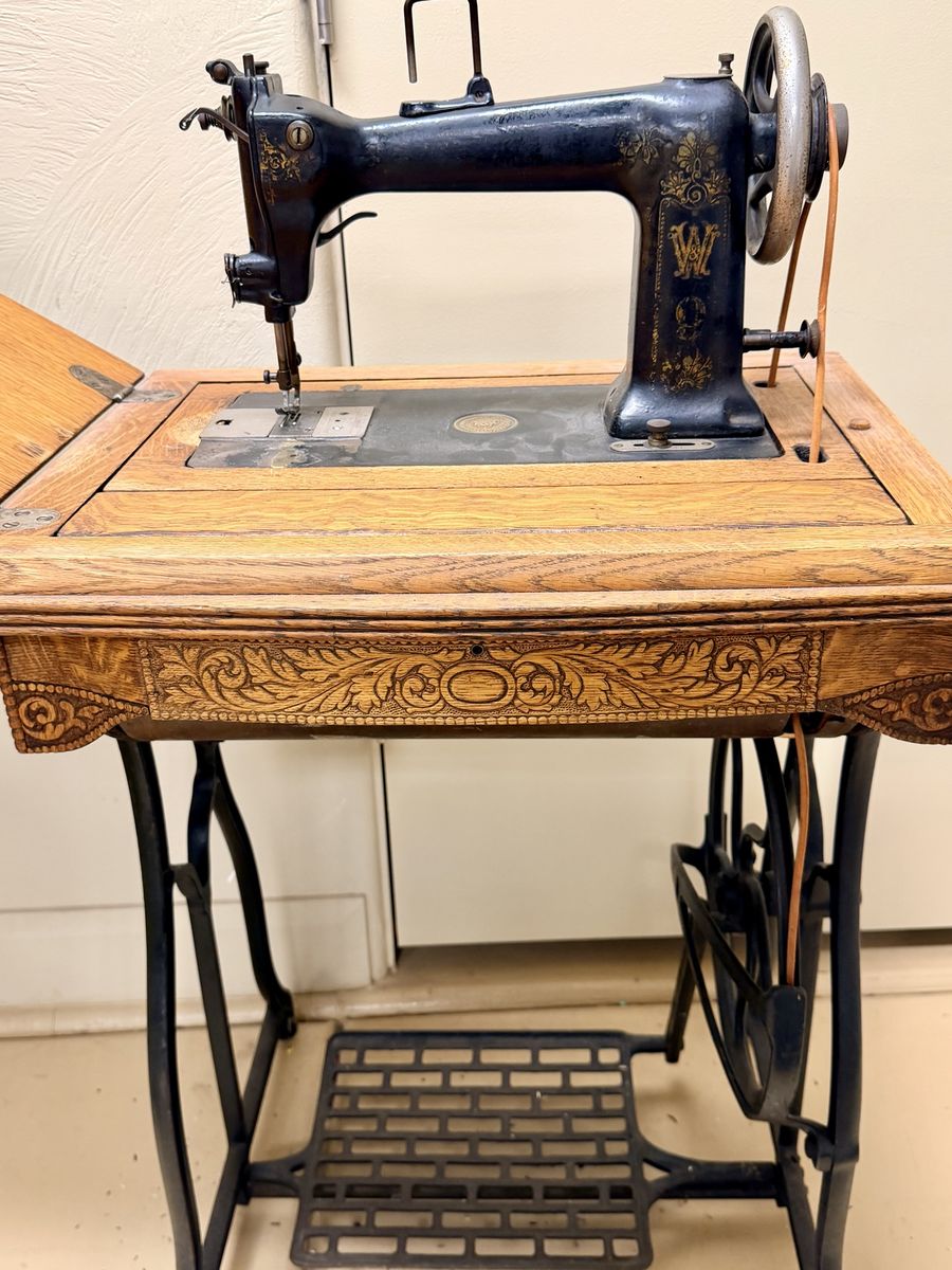 Antique Wheeler & Wilson D-9 Treadle Sewing Machine – Circa 1904–1905