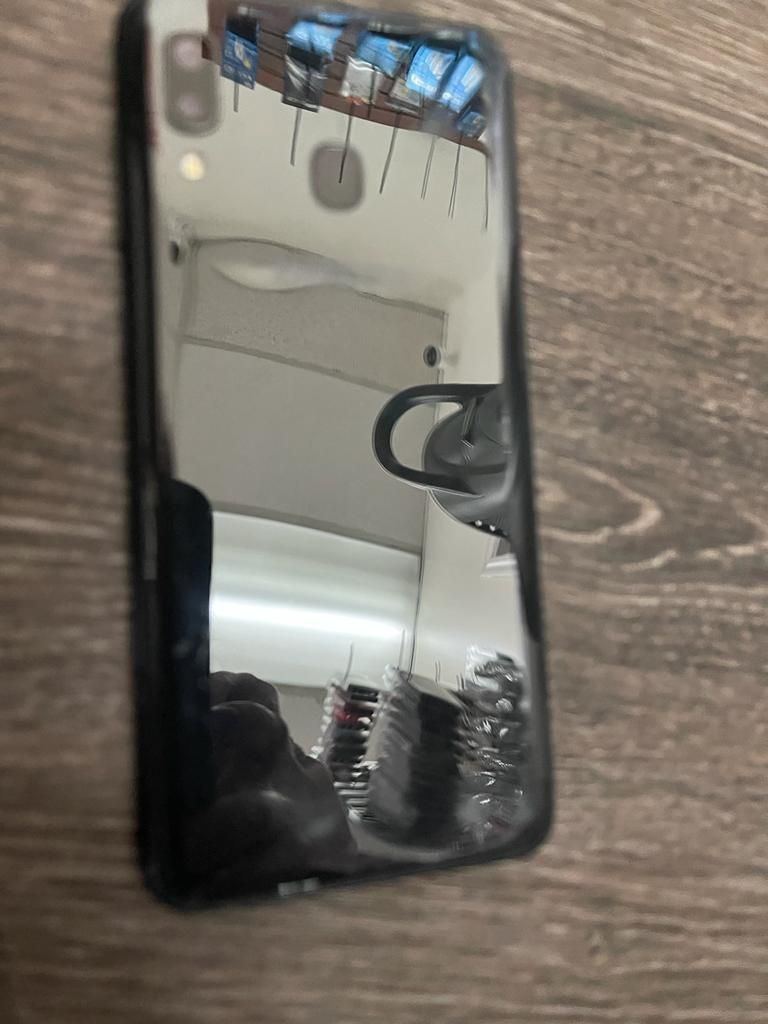 Samsung Galaxy A20- 32GB Unlocked