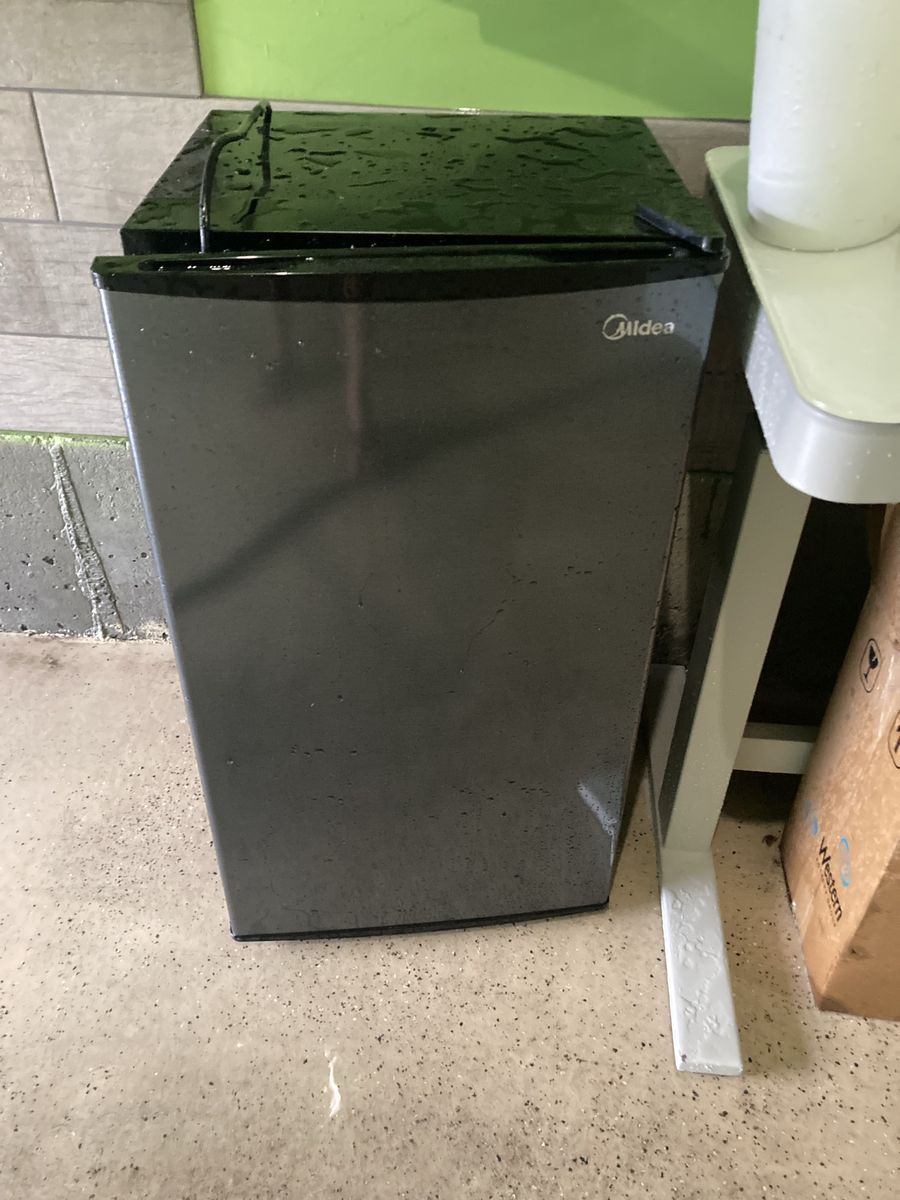 Midea Compact Refrigerator Mini Fridge Single Door Black