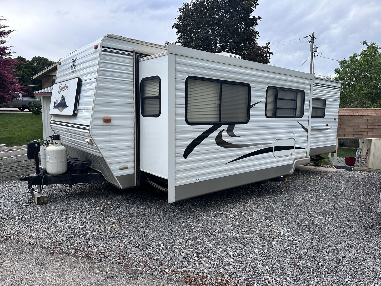 27 FT Komfort rear bedroom trailer
