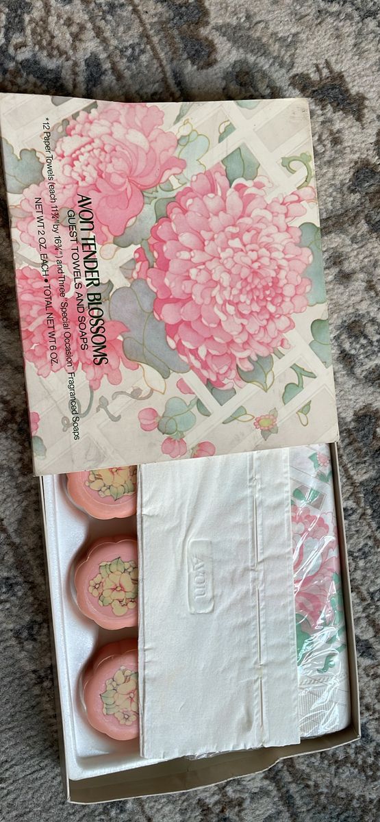Vintage Avon "Tender Blossoms" 12 Guest Paper Towels and 3 Soaps ~ NEW IN BOX!