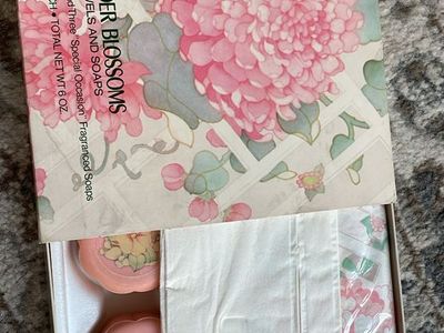 Vintage Avon "Tender Blossoms" 12 Guest Paper Towels and 3 Soaps ~ NEW IN BOX!
