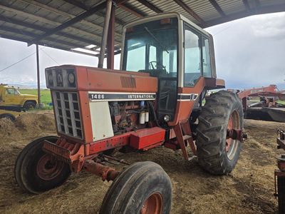 International 1486 Tractor 2WD with cab and duals