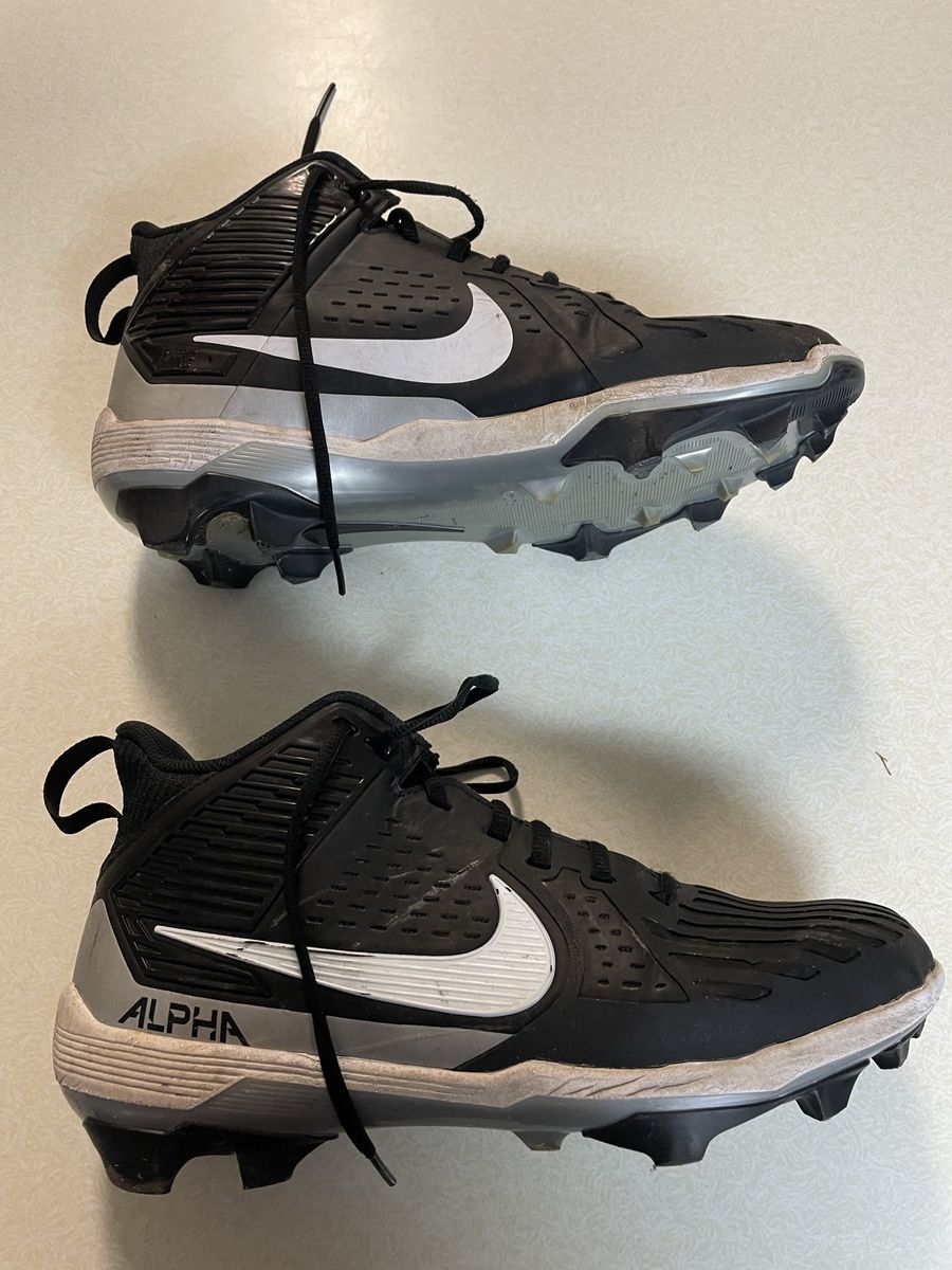Size 11 Men’s Nike Alpha Football Cleats.