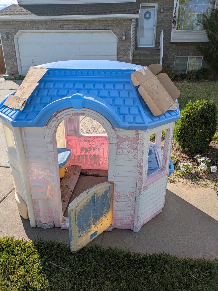 FREE Kid's Play House Plastic Outdoor.