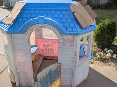 FREE Kid's Play House Plastic Outdoor.