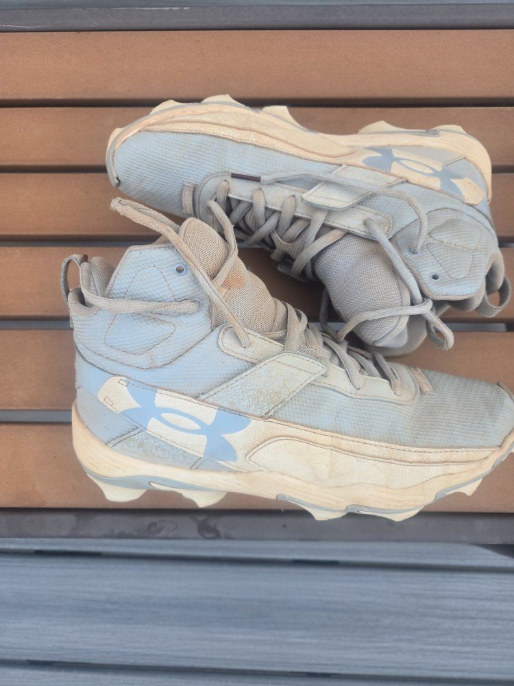 Under Armour Men's Size 9 Baseball Cleats - Baby blue 
