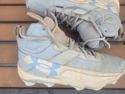 Under Armour Men's Size 9 Baseball Cleats - Baby blue
