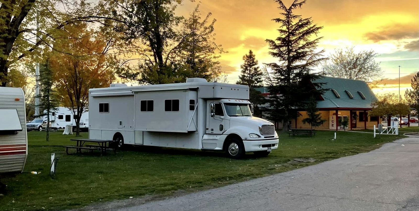 2004 United Specialties Freightliner Columbia