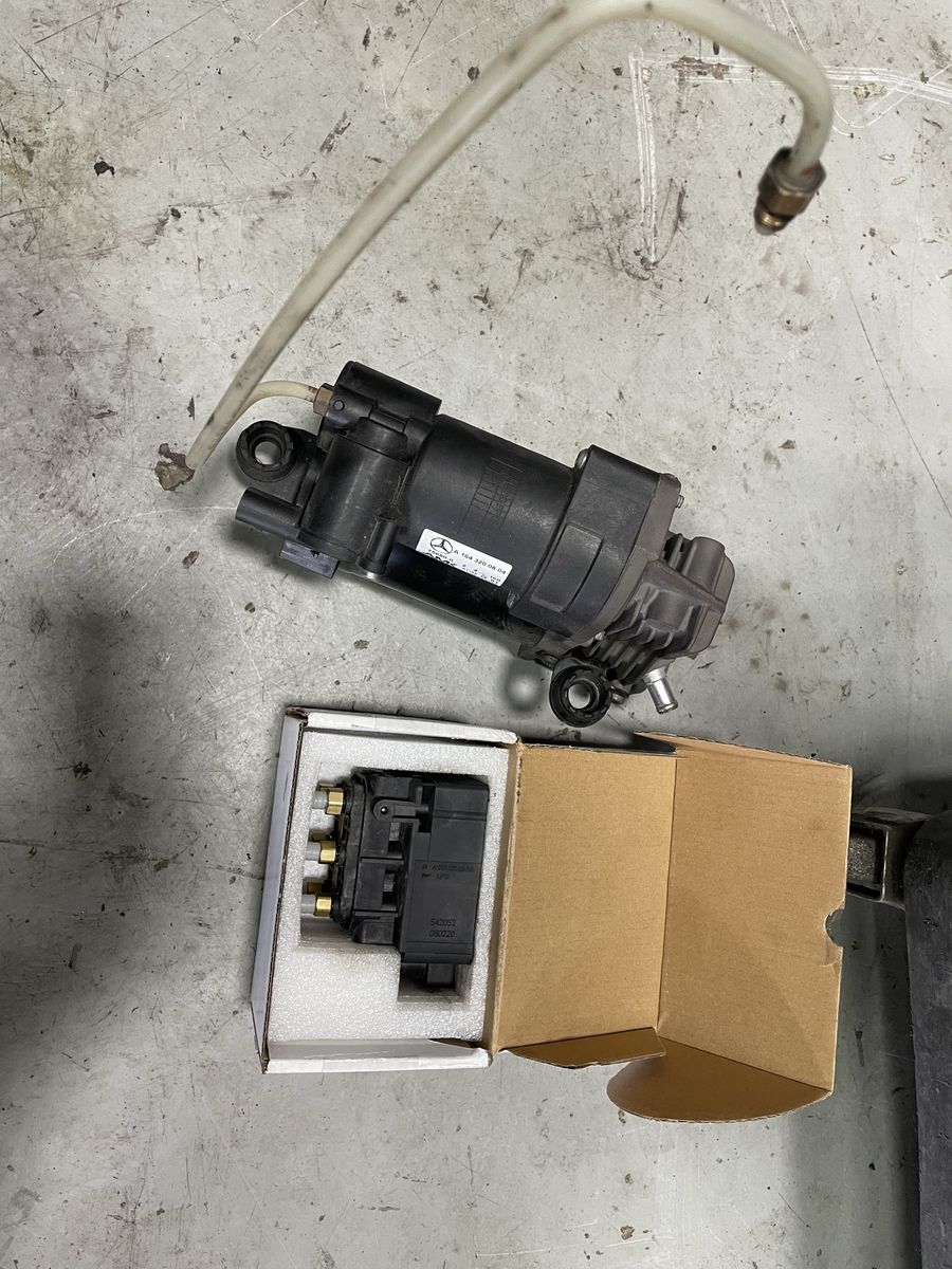 ‘08 Mercedes Benz air compressor and valve block