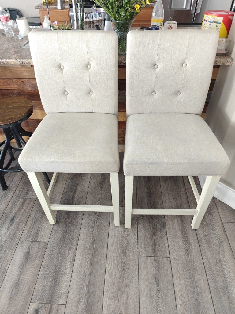 2 bar stools