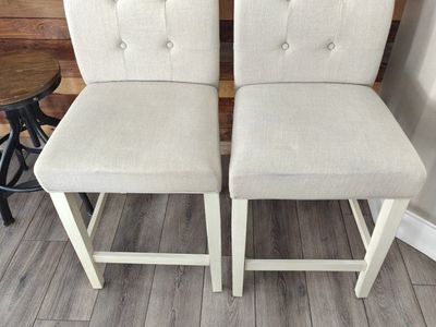 2 bar stools