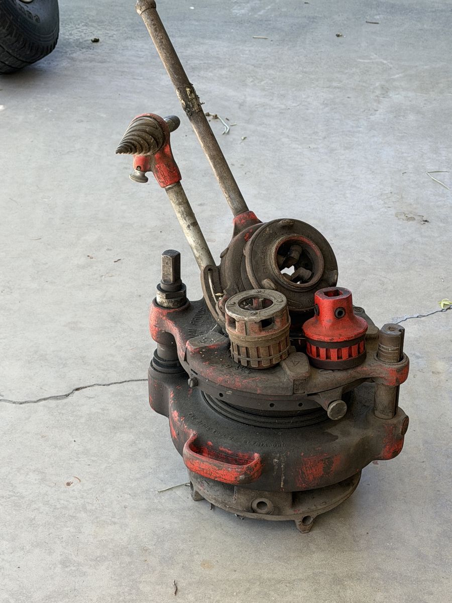 RIDGID Manual Pipe Threader Set with Die Heads and Reamer