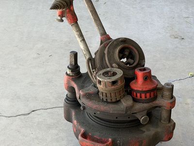 RIDGID Manual Pipe Threader Set with Die Heads and Reamer
