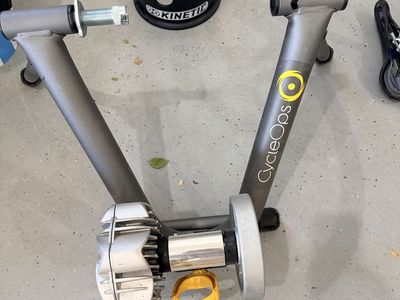 CycleOps Fluid 2 Indoor Bike Trainer - Kinetik Riser Block Included, Excellent Condition