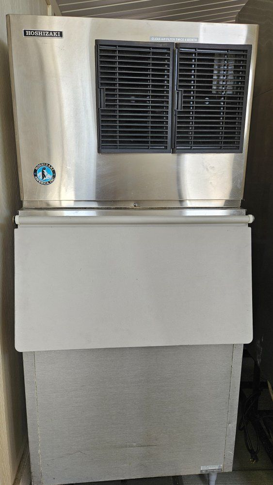 Hoshizaki Ice Machine Storage Bin Model B-500SD with Ice Scoop and Bucket.