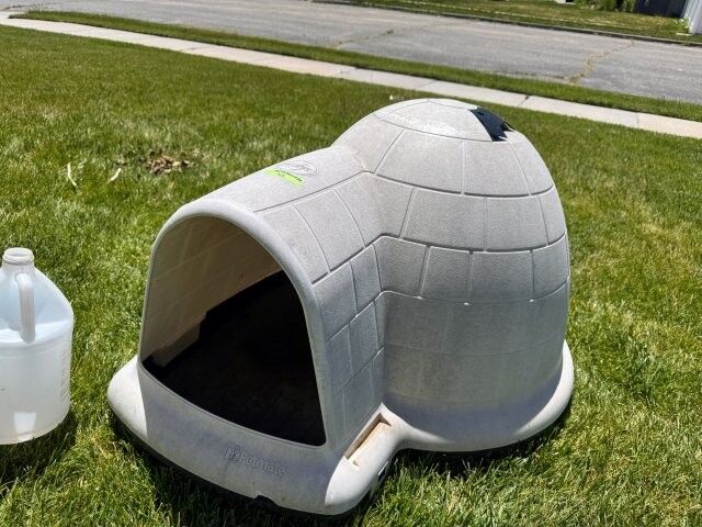 Petmate Indigo Dog House - Good Condition - Perfect for Your Medium Dog!