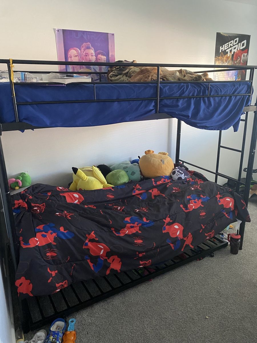 Triple bunk bed with 2 mattresses.