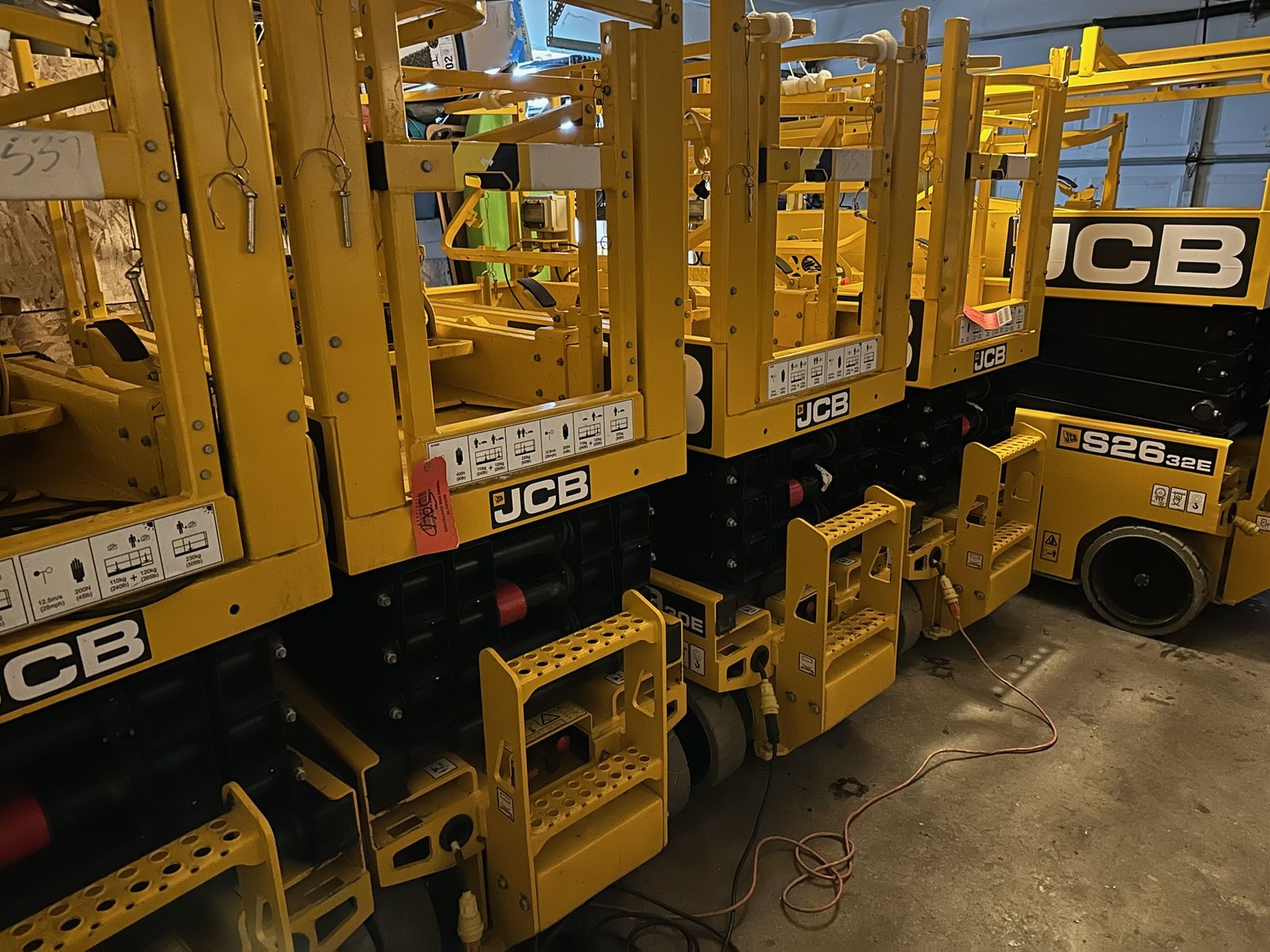 SCISSOR LIFT 19FT - 26FT - 32FT.    RENTAL.   GENIE - JLG - JCB