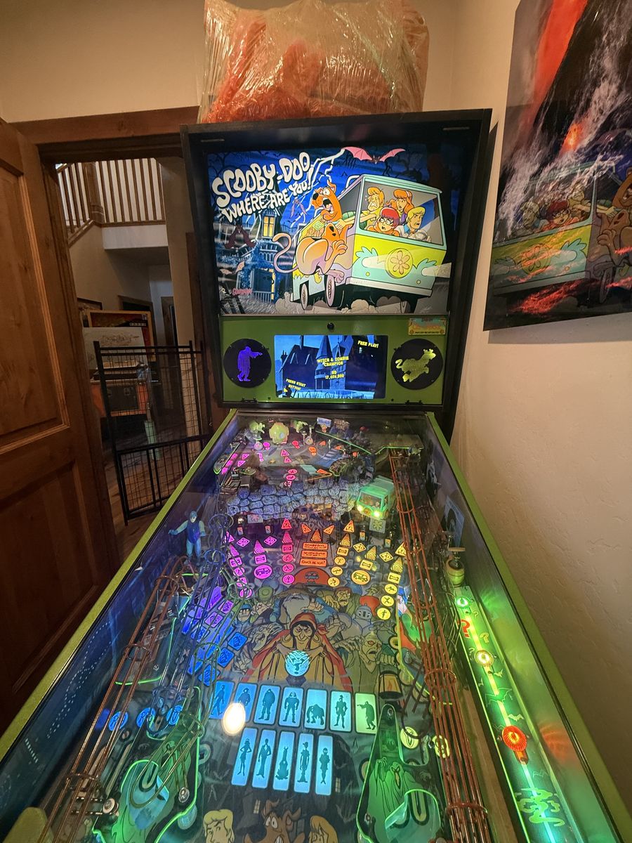 Scooby Doo Pinball Machine with Topper