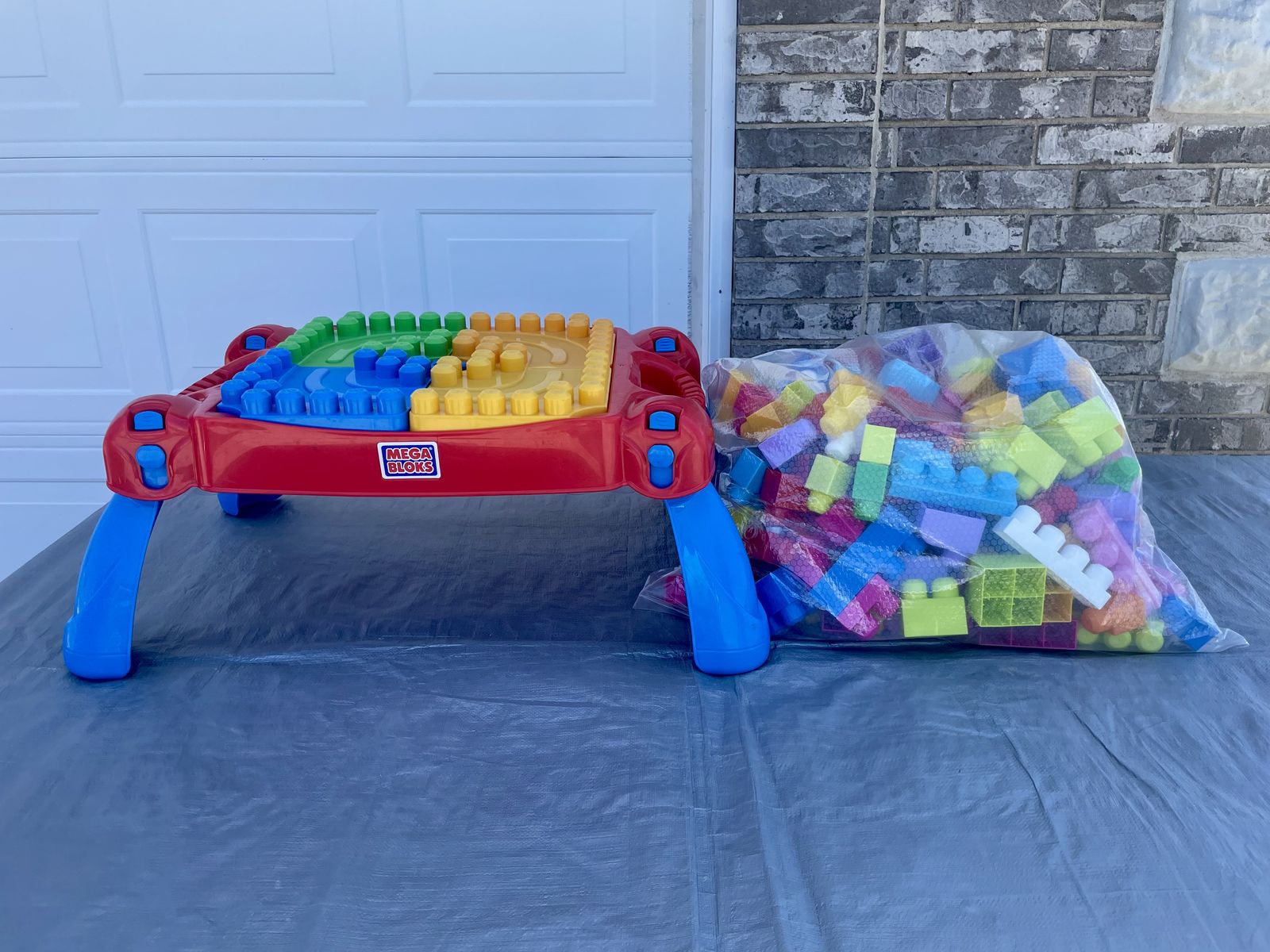 Mega Blok Play Table and Bag of Blocks - similar to Lego duplo