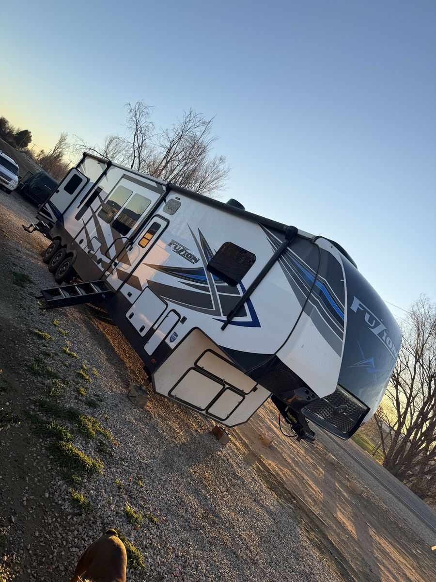 2021 Keystone Fuzion 419 Toy Hauler w/15’ garage