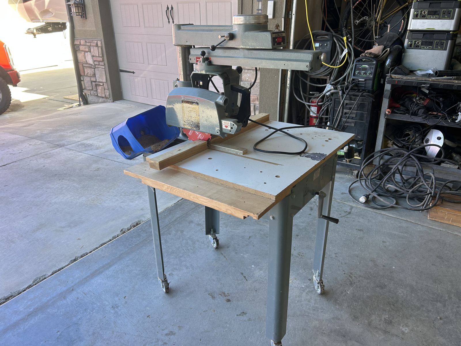 Delta radial arm saw like new shape 220 v on casters