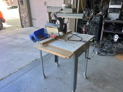 Delta radial arm saw like new shape 220 v on casters