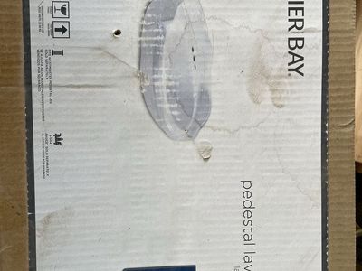 Pedestal bathroom sink