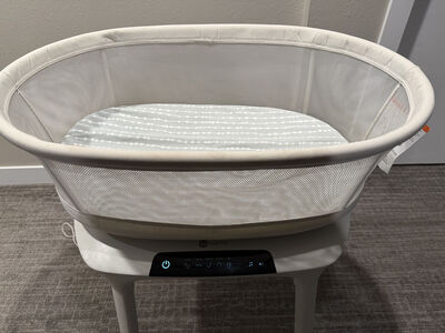 4Moms Bassinet with mattress and sheets
