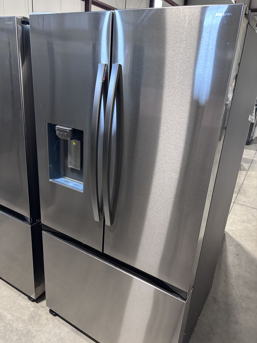 New Samsung 31cu.ft Refrigerator W/Ice Water