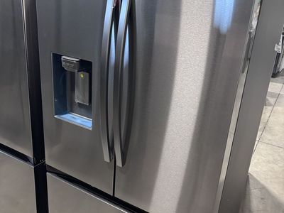 New Samsung 31cu.ft Refrigerator W/Ice Water