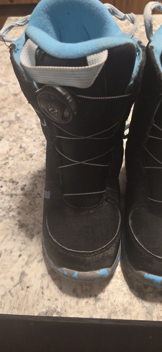 Burton Grom Snowboard Boots – Youth Size 2 (BOA Lacing)