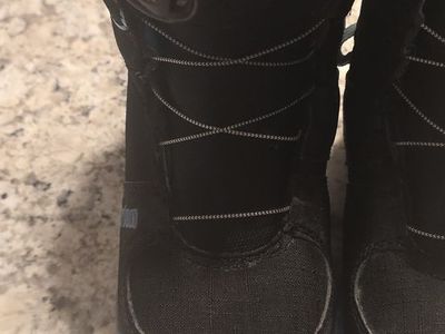 Burton Grom Snowboard Boots – Youth Size 2 (BOA Lacing)