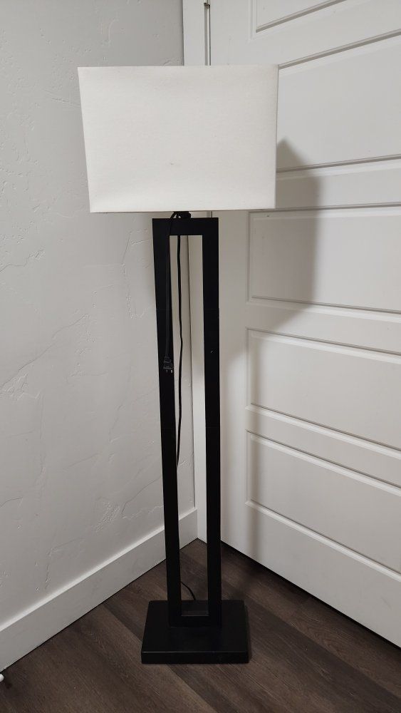 Threshold floor lamp