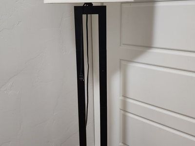 Threshold floor lamp