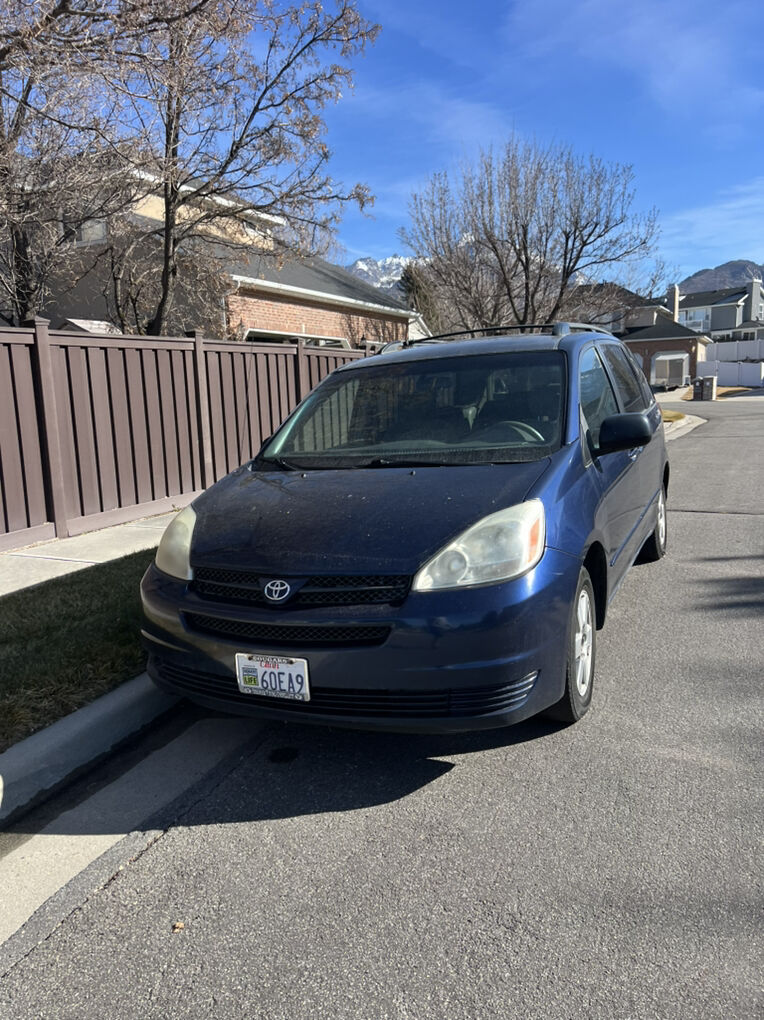 2005 TOYOTA SIENNA LE 8 Passenger