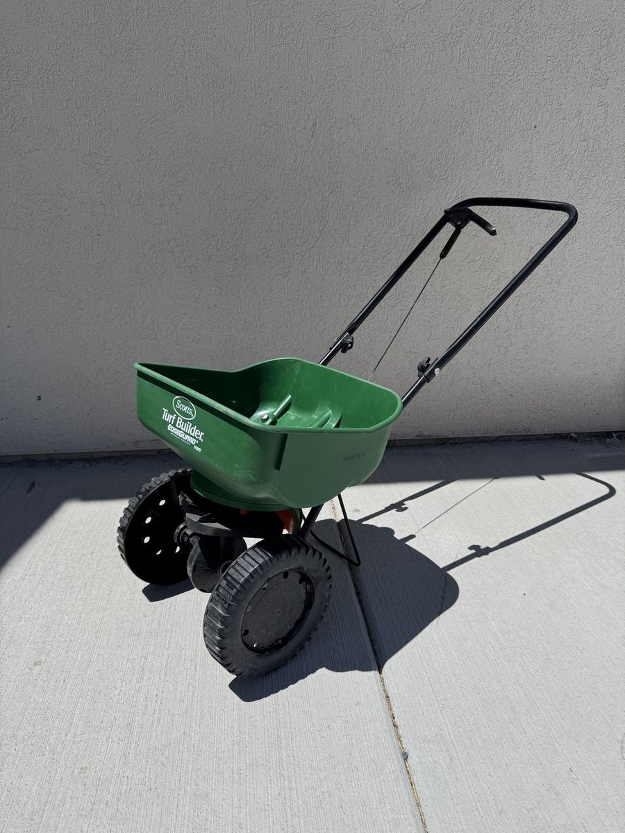 Scott's Turf Builder EdgeGuard Broadcast Spreader, Green, Fertilizer