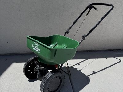 Scott's Turf Builder EdgeGuard Broadcast Spreader, Green, Fertilizer