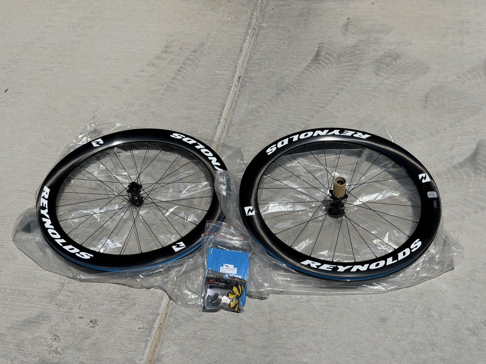 Reynolds A60 Carbon Road Bike Wheelset with Accessories