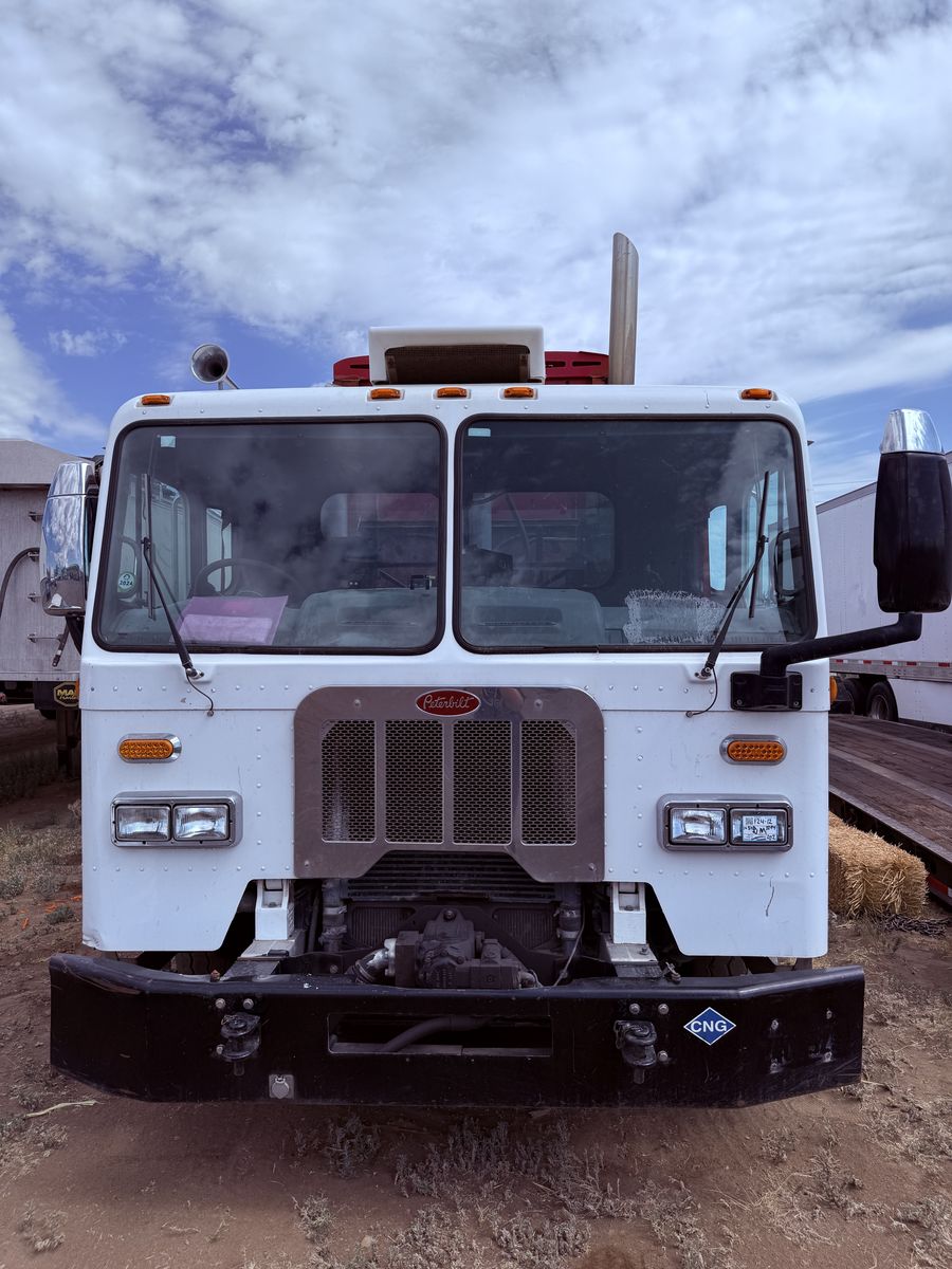 2016 Peterbilt 320 