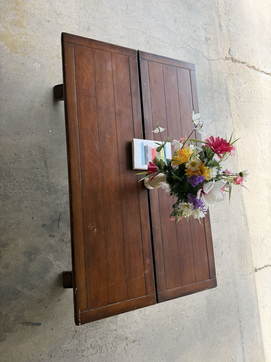Expanding coffee/game table