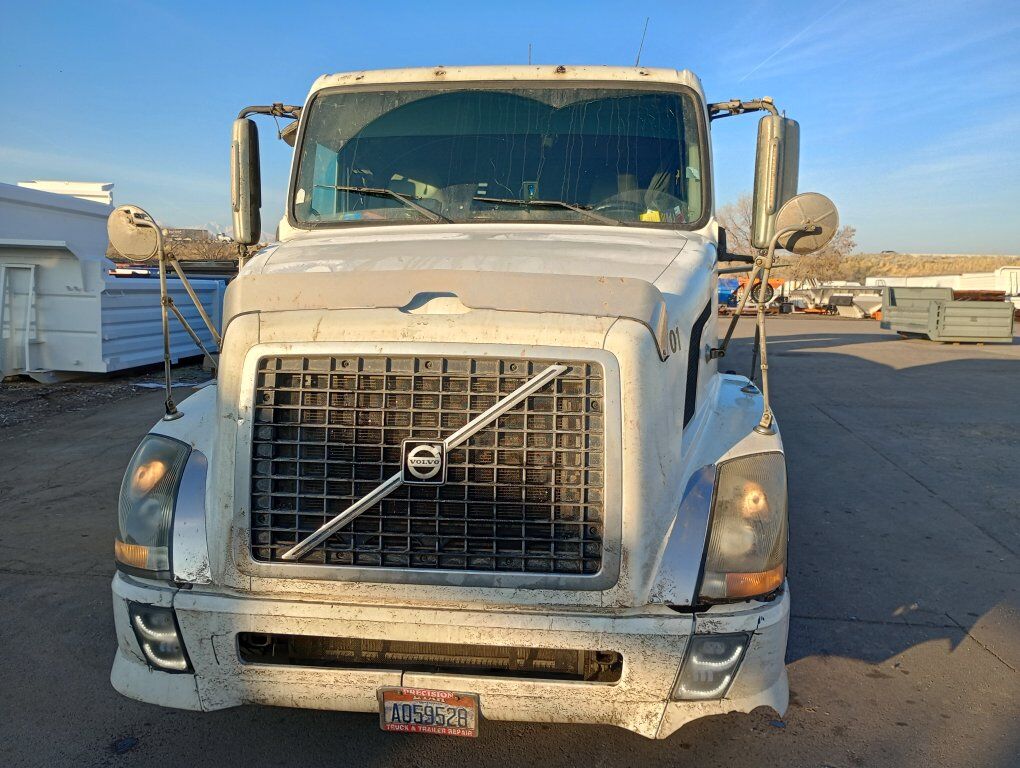 09 Volvo dd13 and 06 flat bed canestoga