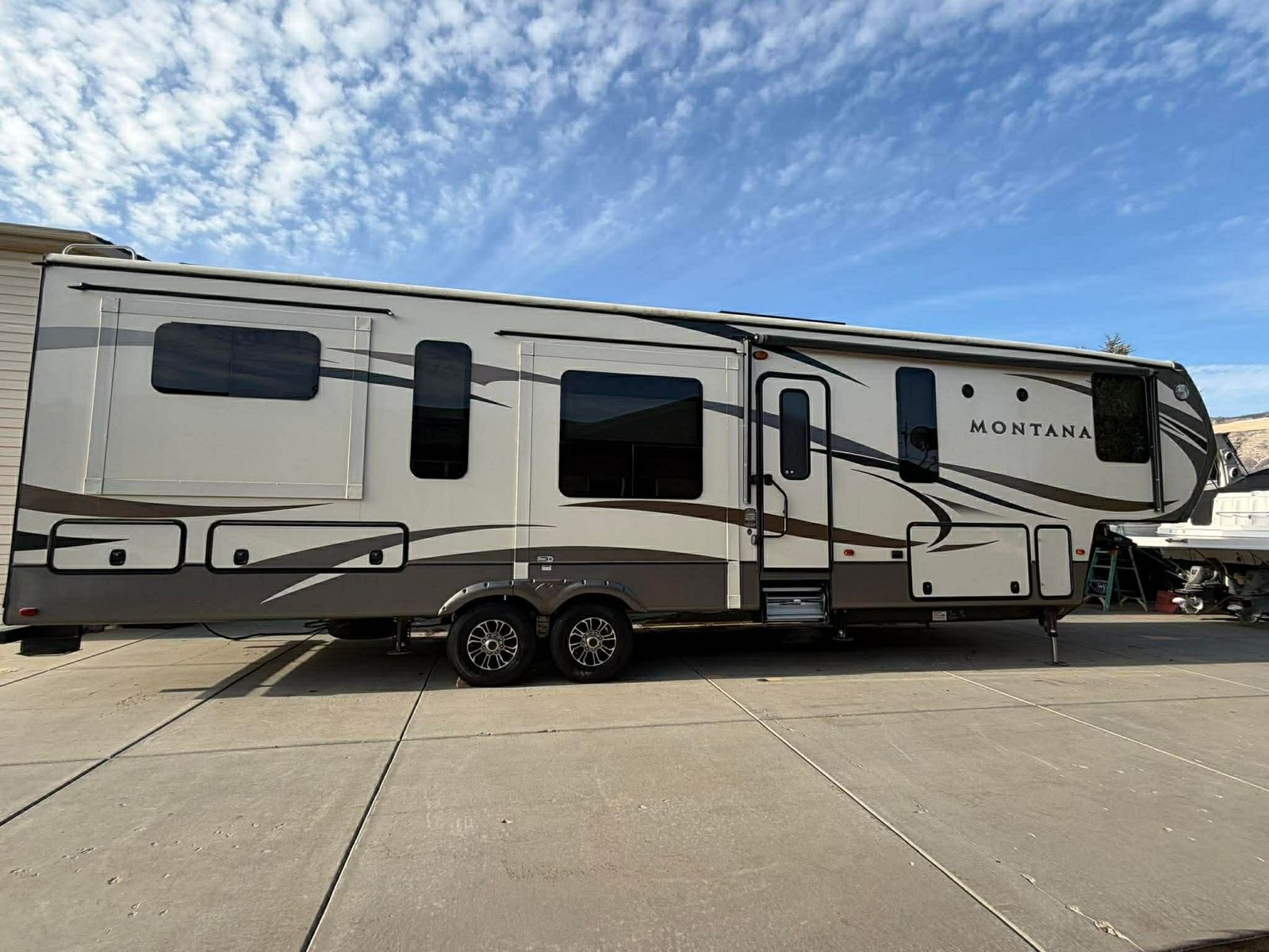2016 Montana Series (M-3790 RD-42’)