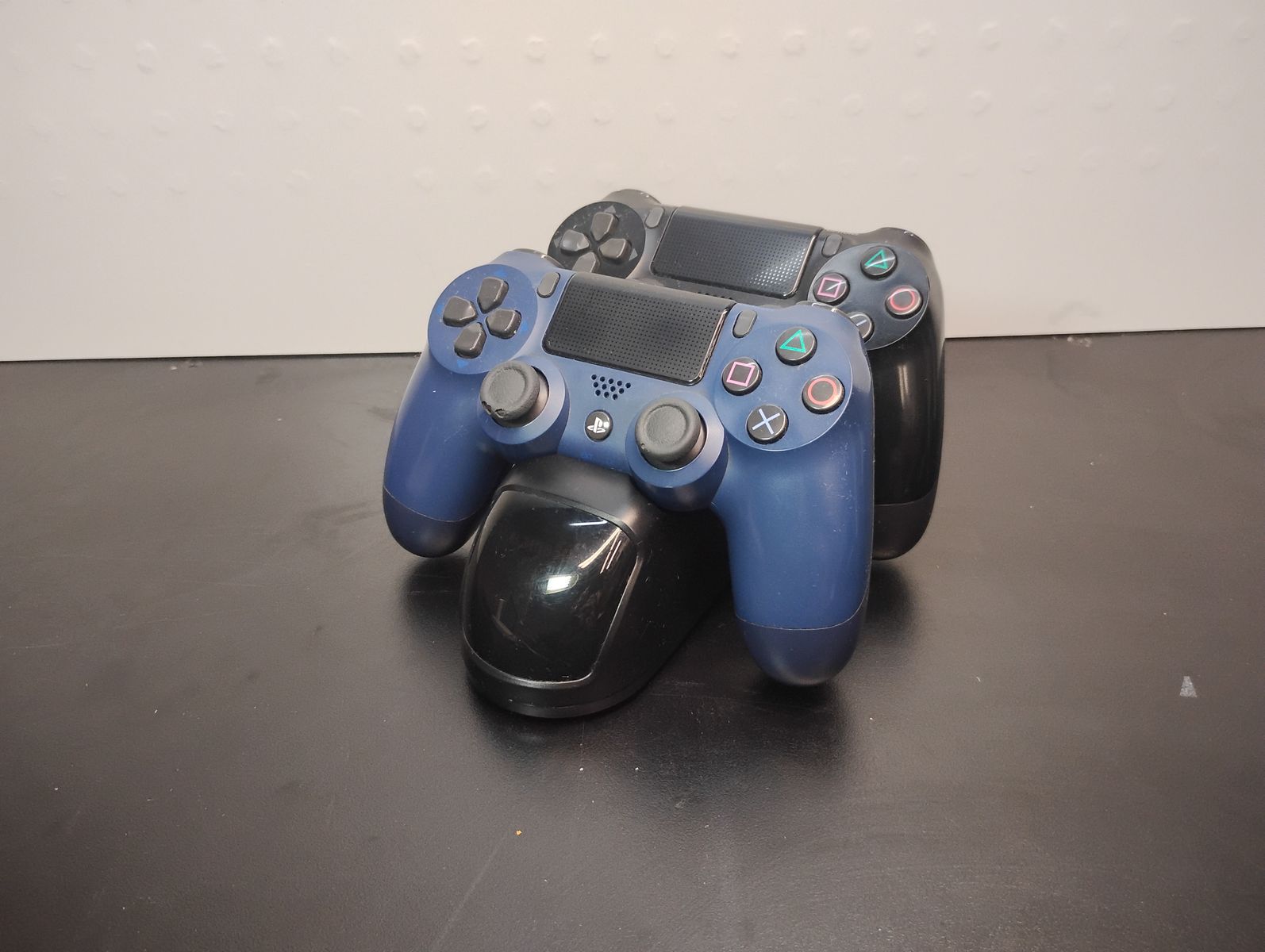 PS4 Controllers With Game Stop Charging Stand 